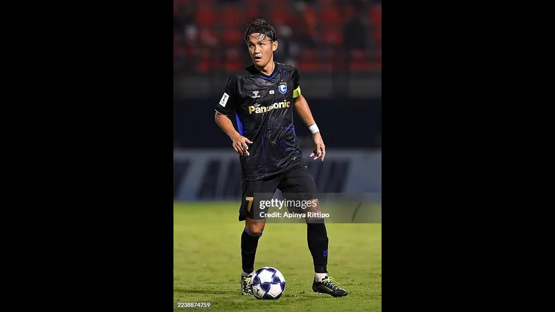 Cầu thủ Gamba Osaka vượt qua hậu vệ Ratchaburi bằng kỹ thuật cá nhân tại trận đấu Cầu thủ Gamba Osaka vượt qua hậu vệ Ratchaburi bằng kỹ thuật cá nhân tại trận đấu